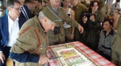 Il veterano di guerra Vincent J. Speranza, taglia la torta a lui dedicata