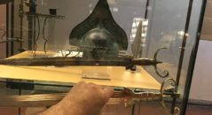 Replica spada ad antenne confronto museo archeologico Tarquinia